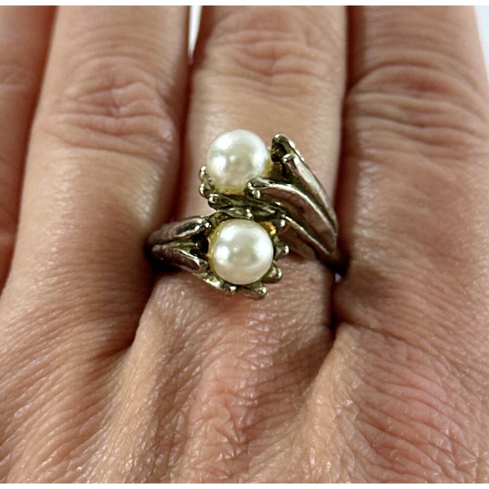 Vintage Vogue Signed Pearl Bypass Ring Size 7 Silver Tone Leaf Wrap Faux Pearl - Picture 4 of 9